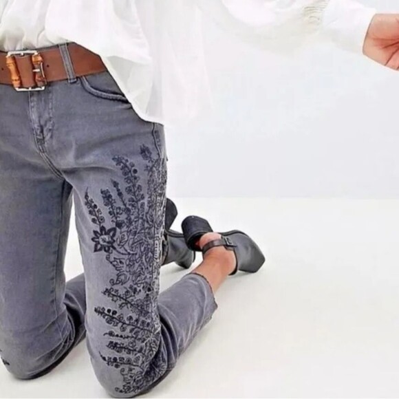Free People Girlfriend Jeans Women Size 24 Gray Embroidered Cropped We The Free - Picture 3 of 10